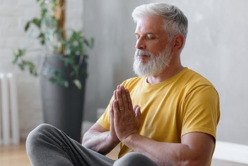 hombre adulto meditando