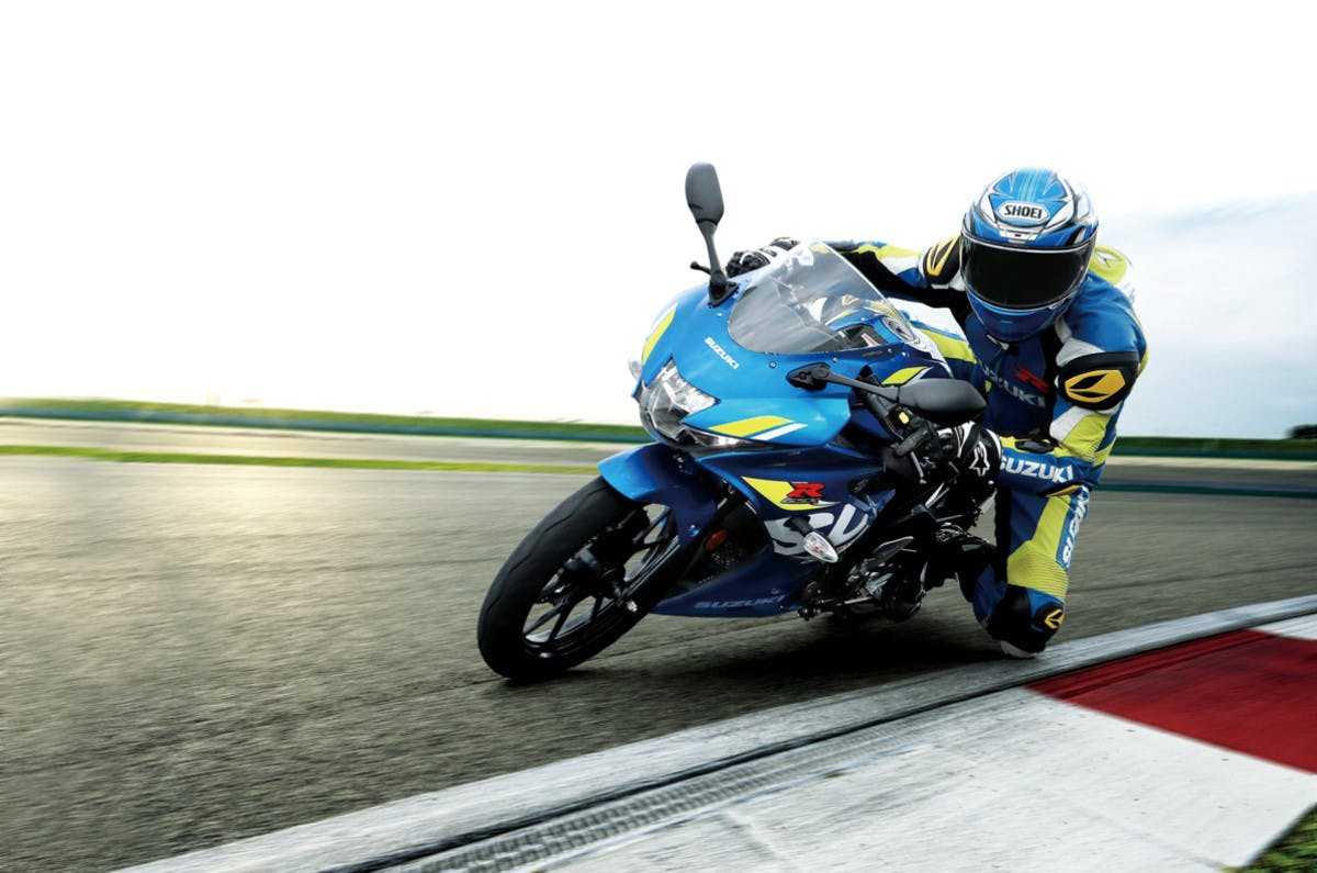SUZUKI GSX-R125 being ridden on a race track