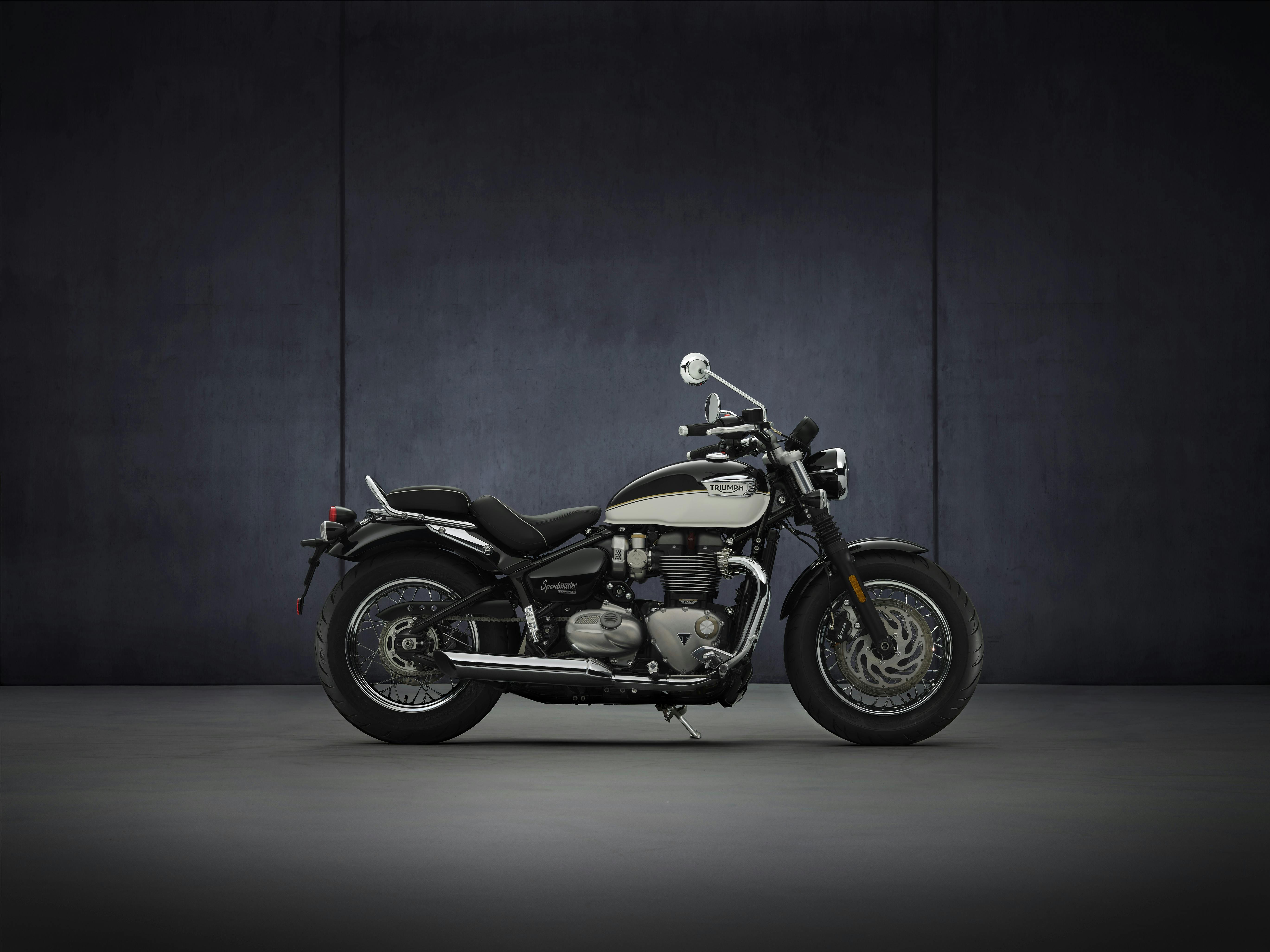 Triumph Bonneville Speedmaster in sapphire black fusion white colour