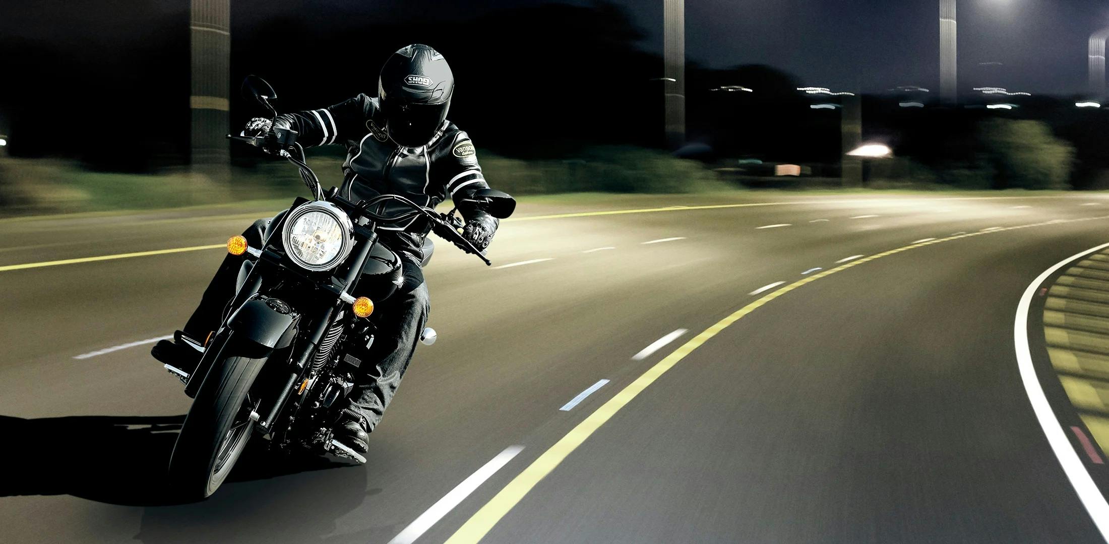 SUZUKI BOULEVARD C50T being ridden on a road