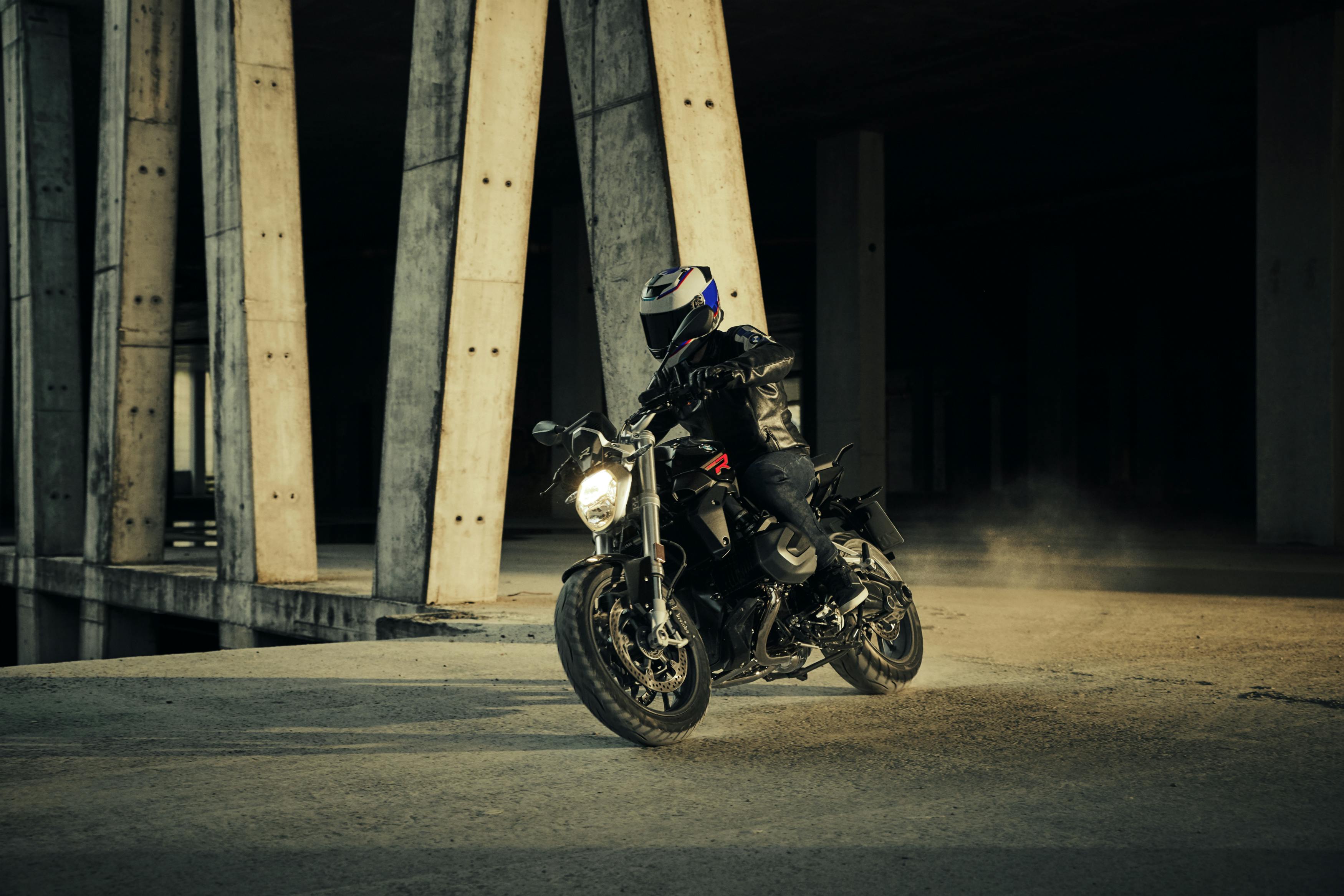 BMW R 1250 R EXCLUSIVE being ridden on the road