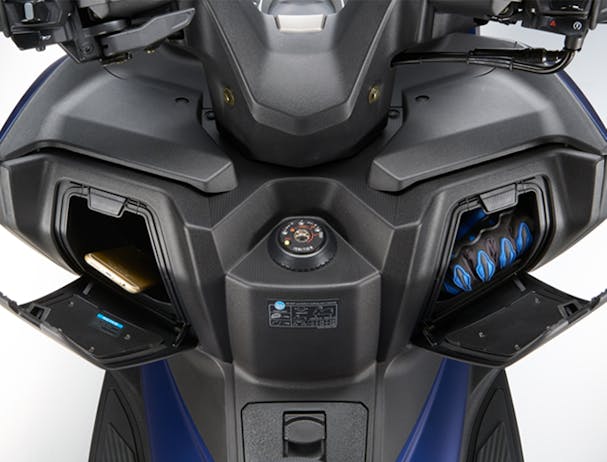 Kymco Xciting S 400i glove boxes