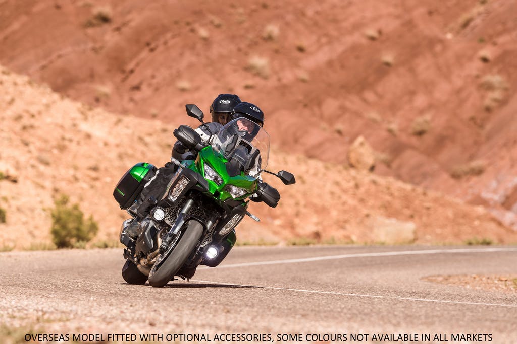 KAWASAKI VERSYS 1000 SE being ridden on a hill road