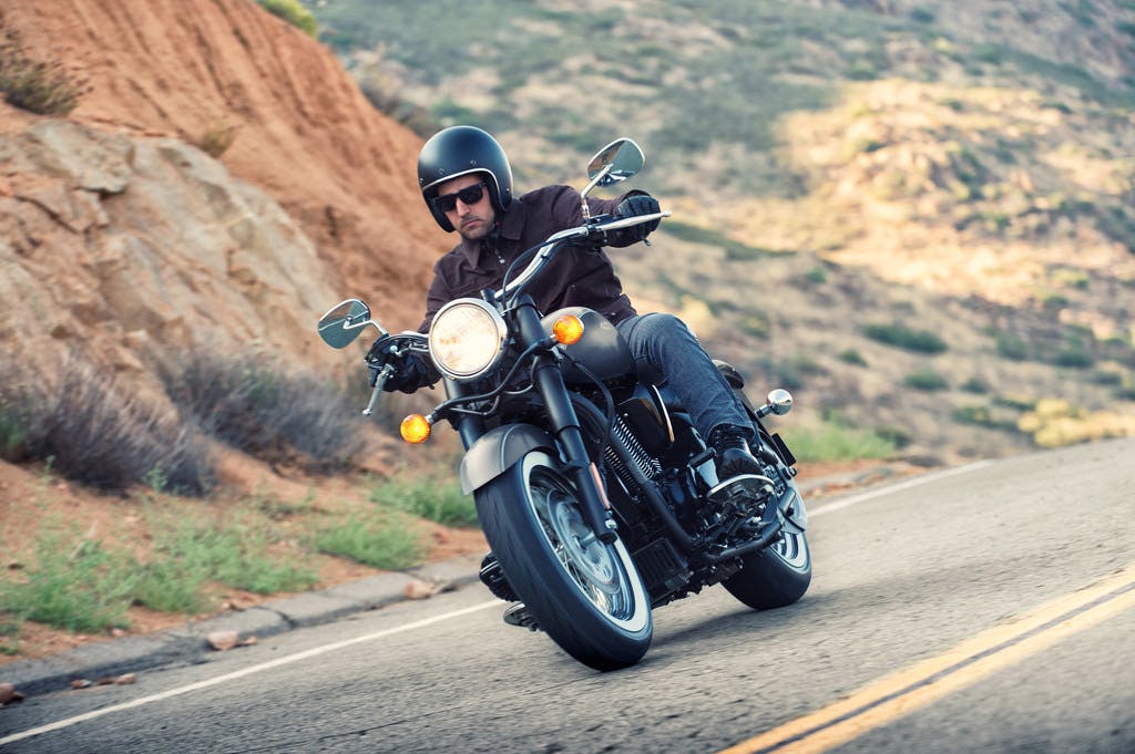 KAWASAKI VULCAN 900 CLASSIC beinh ridden on a road