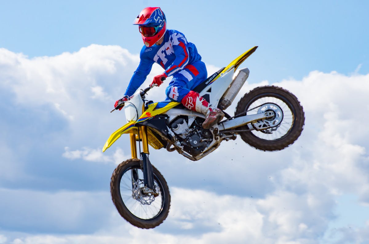 SUZUKI RM-Z450 being riden off road