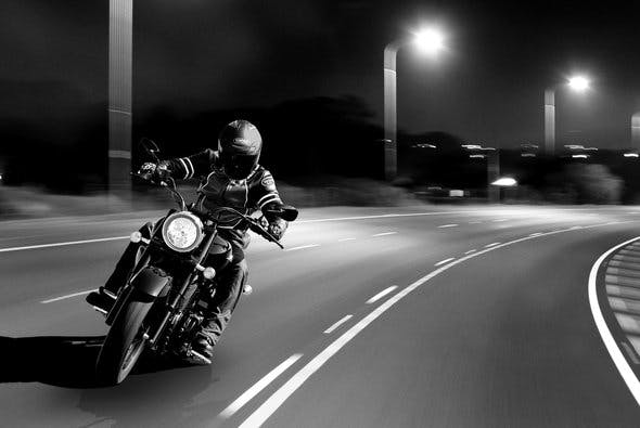 SUZUKI BOULEVARD C50T being ridden on a road
