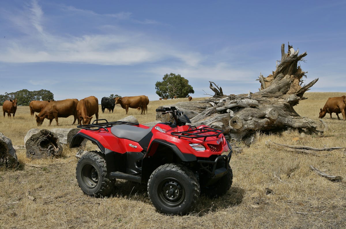 SUZUKI KINGQUAD 400 ASI 4x4 parked in a farm