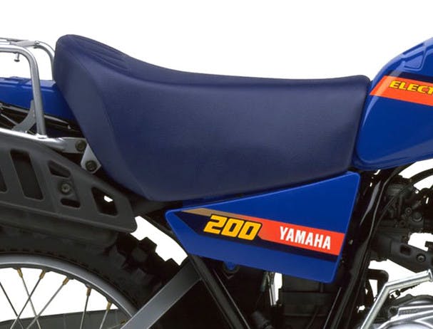 Yamaha AG200F blue seat