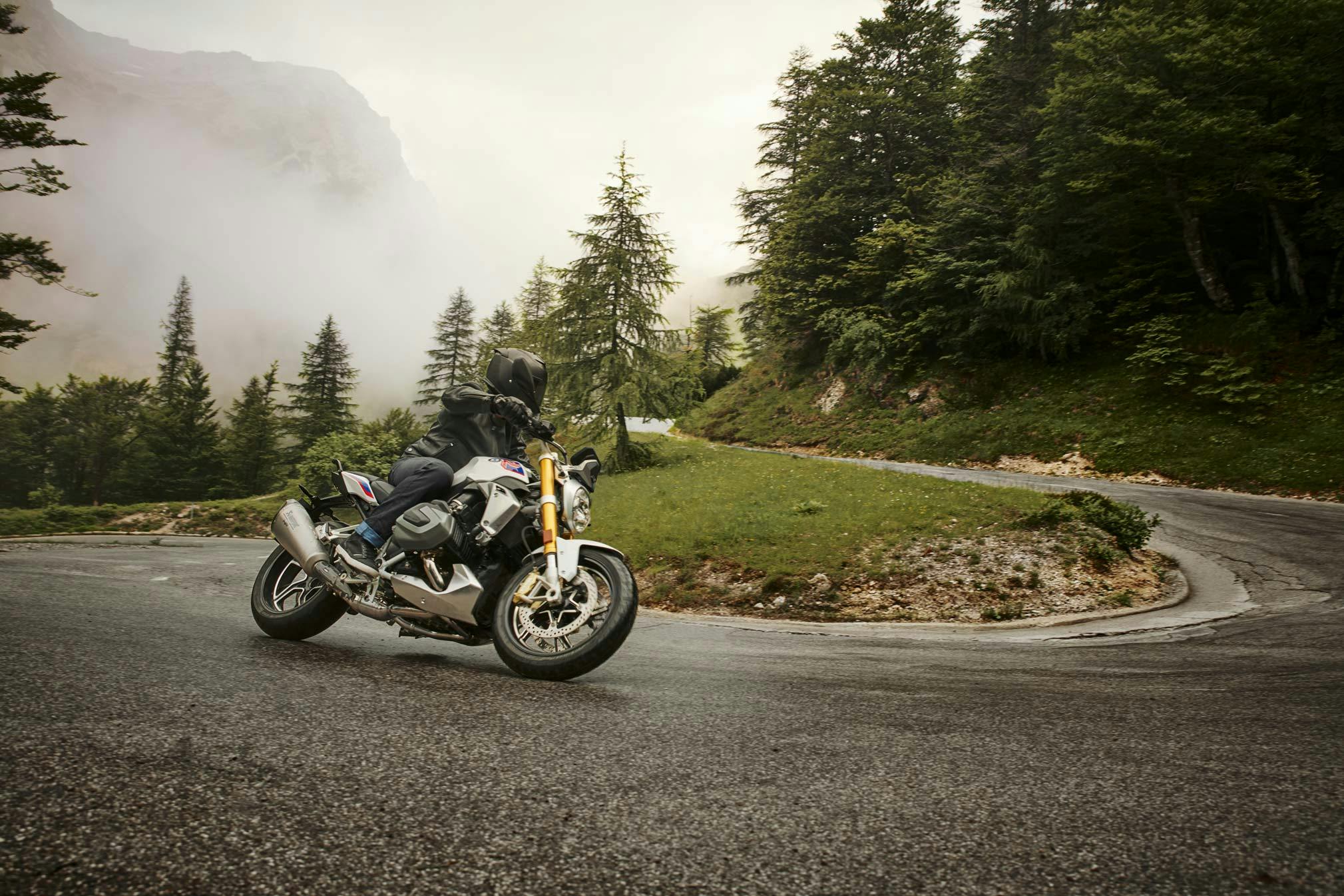 BMW R 1250 R Sport in Light White / Lupin Blue Metallic / Racing Red colour
