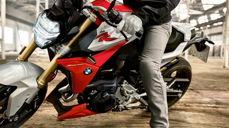 BMW F 900 R in Sport Style - Hockenheim Silver Metallic / Racing Red colour