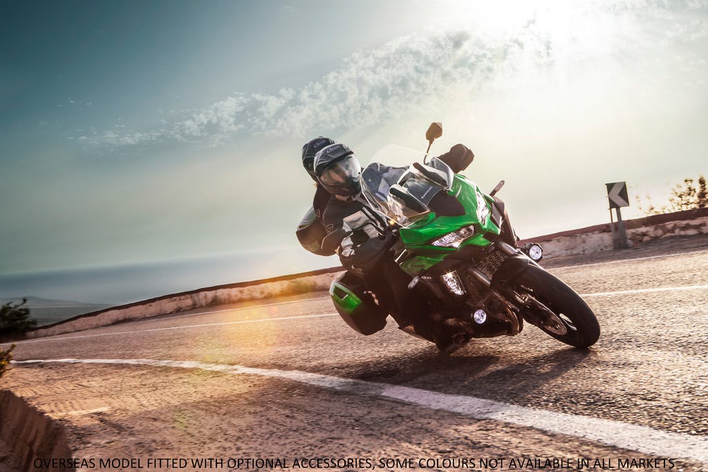 KAWASAKI VERSYS 1000 SE being ridden on a hill road