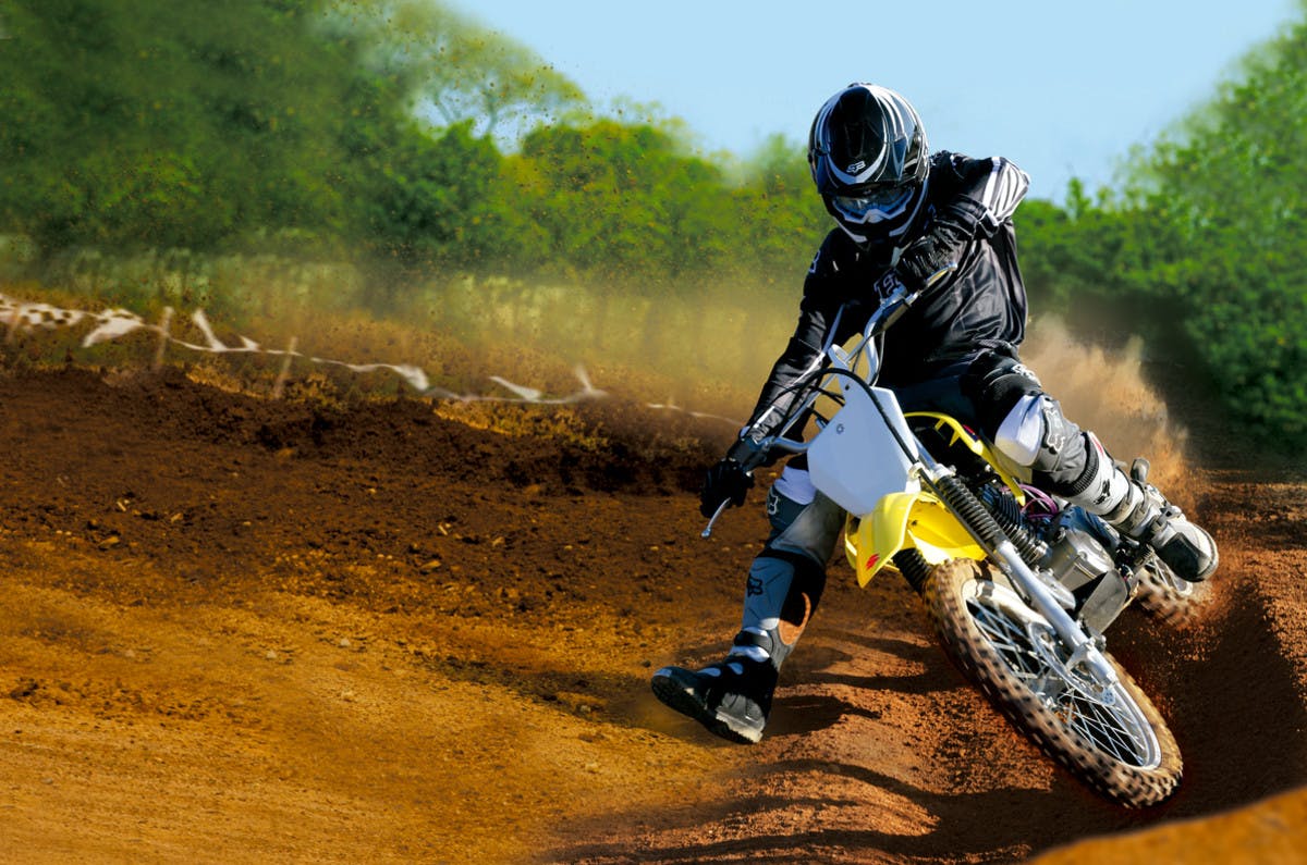 SUZUKI DR-Z125L being ridden off road