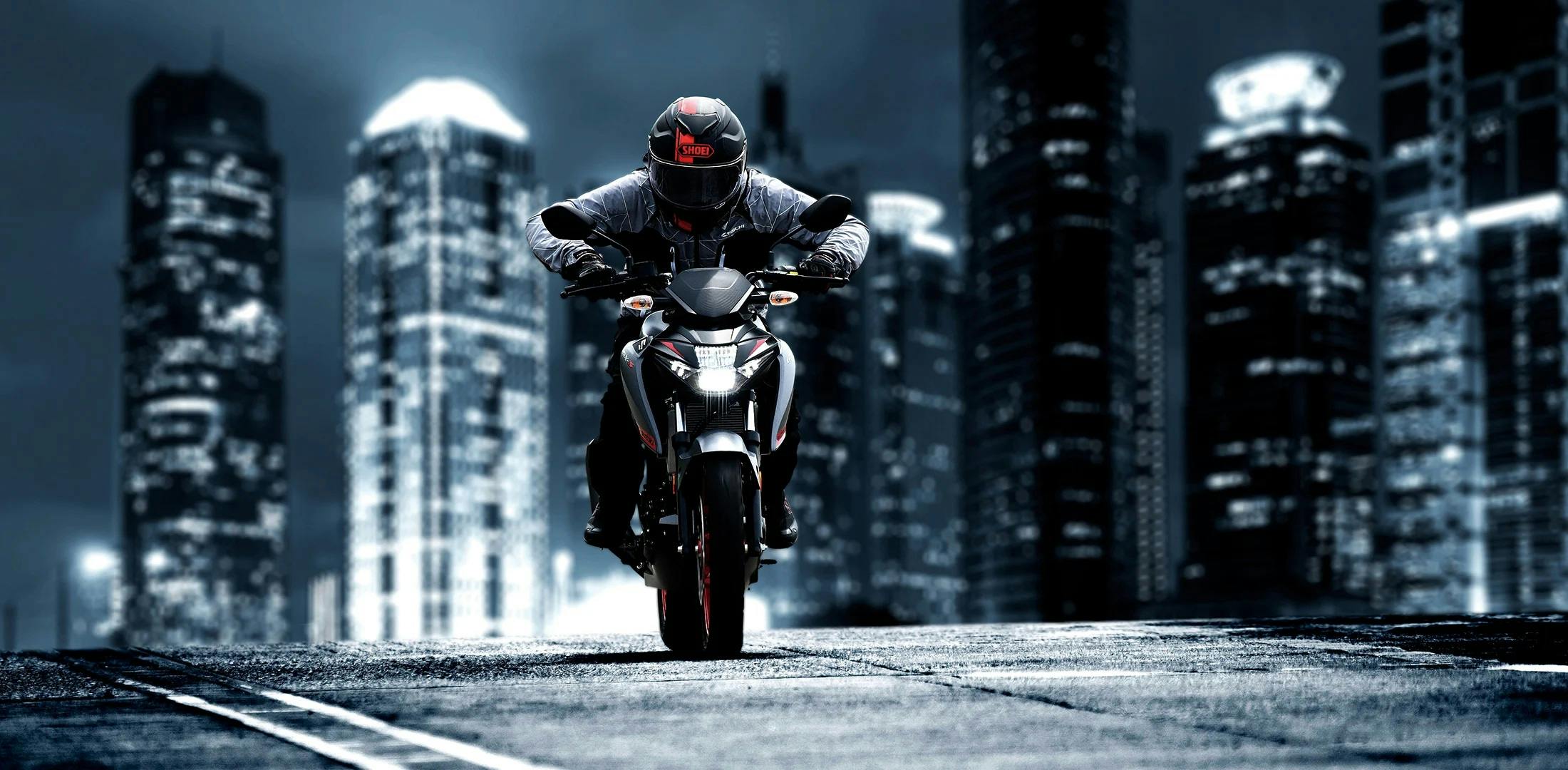 Suzuki GSX-S125 in titan black colour on the night road