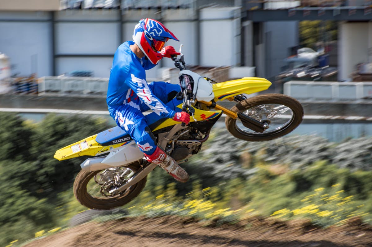 SUZUKI RM-Z450 being riden off road