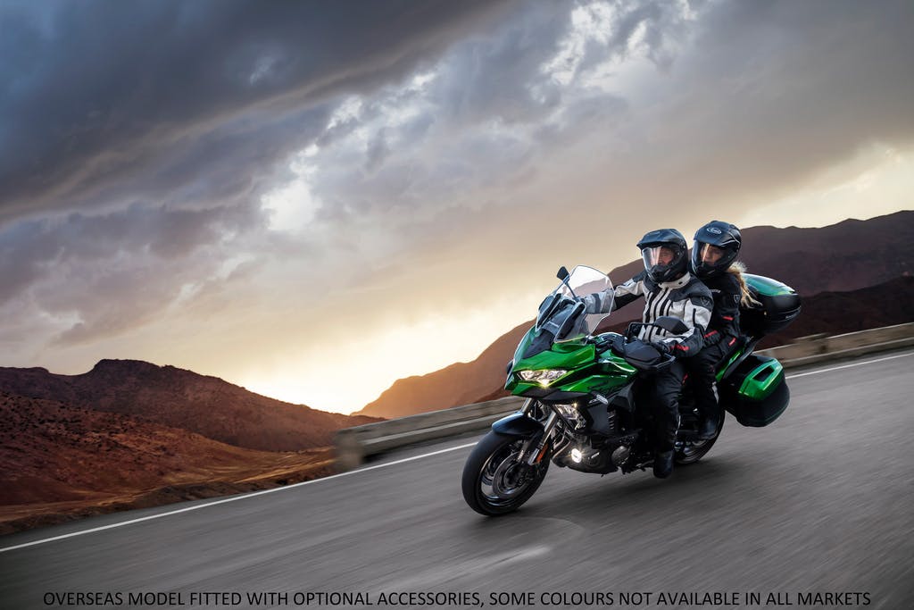 KAWASAKI VERSYS 1000 SE being ridden on a hill road
