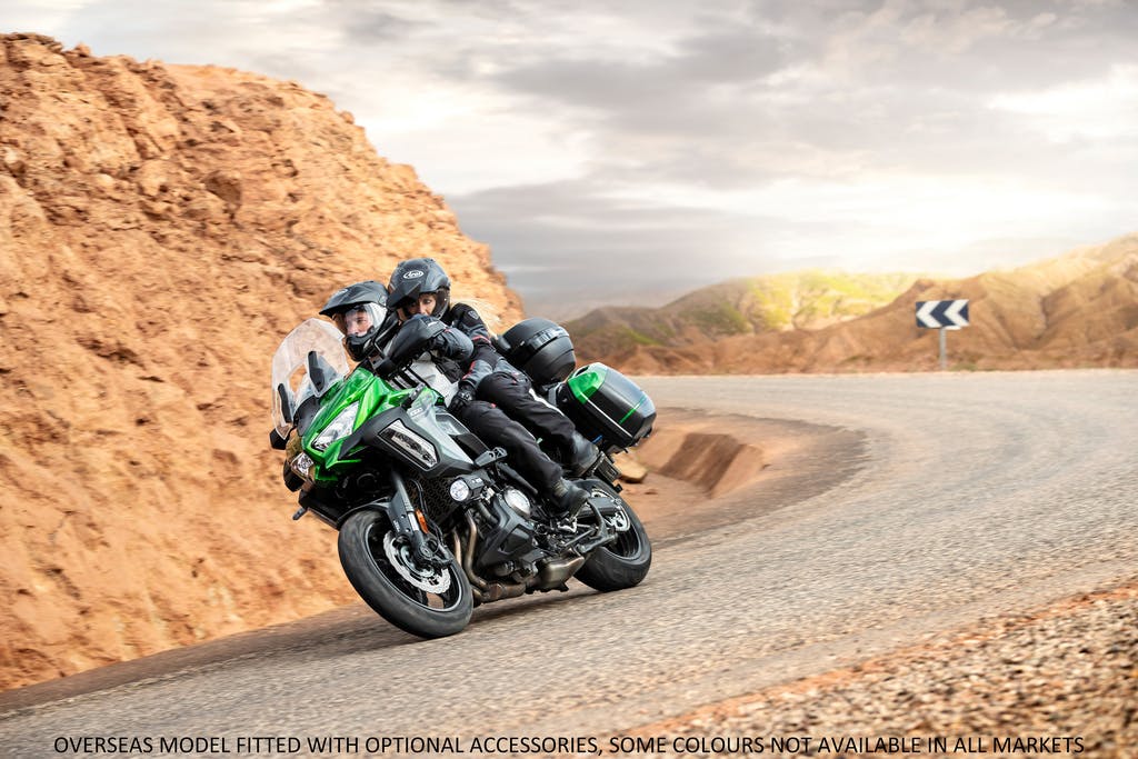 KAWASAKI VERSYS 1000 SE being ridden on a hill road