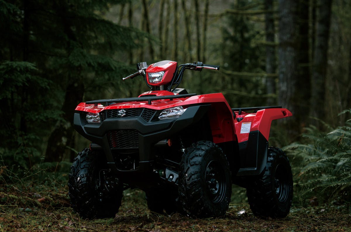 SUZUKI KINGQUAD 500AXI 4x4 parked in a farm