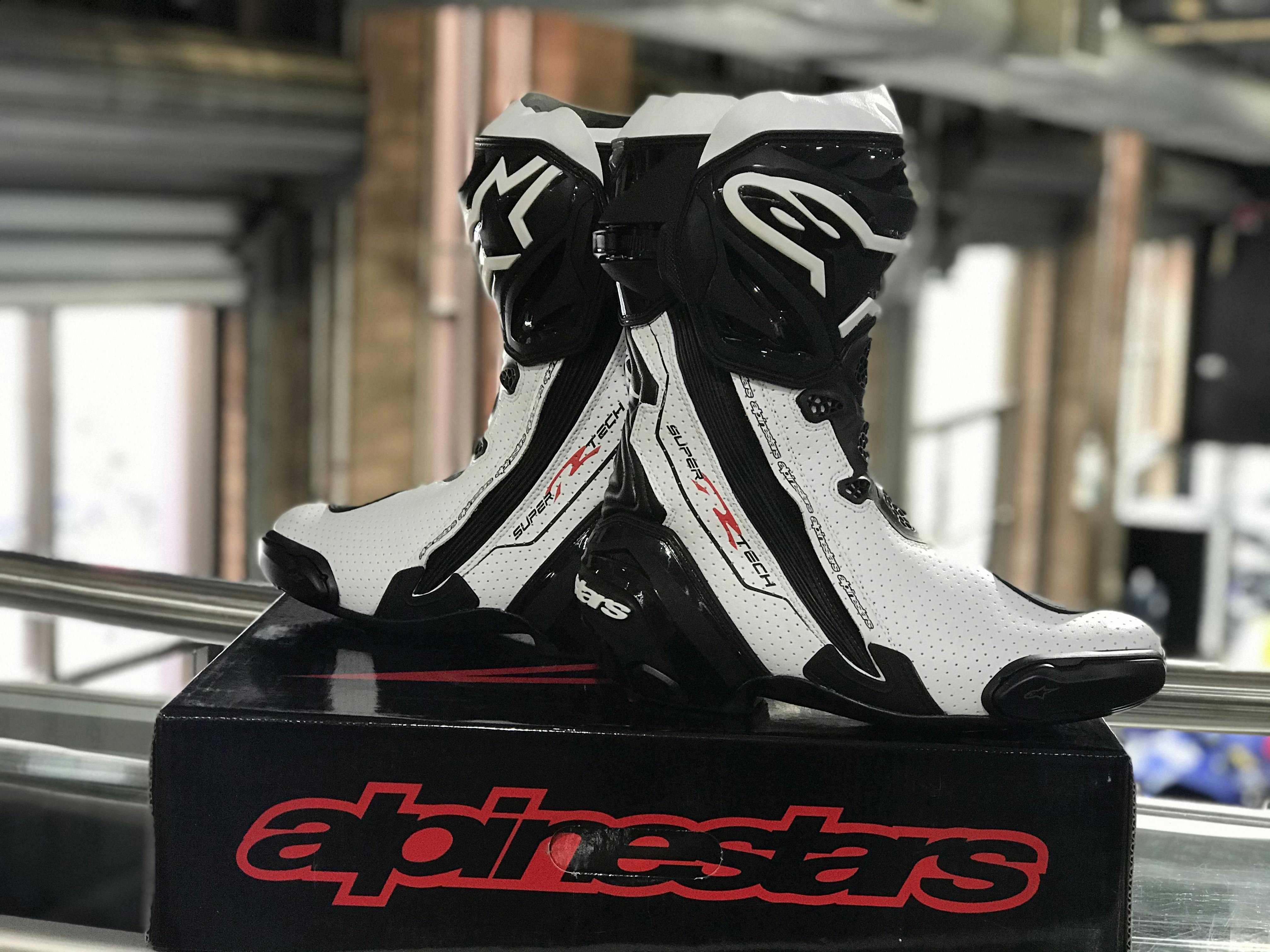 Alpinestars Supertech R Vented on top of box