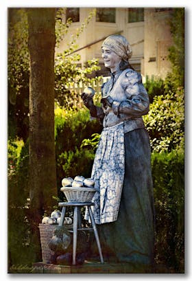 Living Statue – The Apple Woman