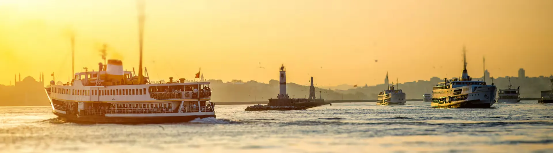 Kadıköy iskelesinden kalkan vapurlar ve altın sarısı gün ışığı, Antalya İstanbul otobüs bileti kapak görseli