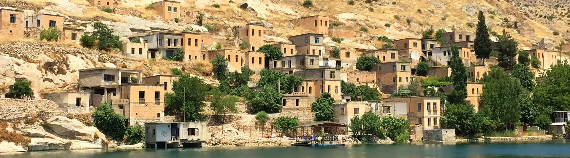 Halfeti'de suyun içinde yükselen taş evler, Antalya Gaziantep otobüs bileti kapak görseli