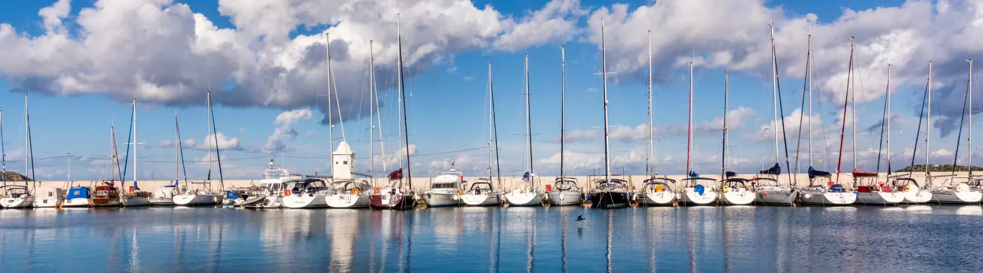 İzmir'de marinada demirlemiş yelkenli tekneler, Ankara İzmir otobüs bileti kapak görseli