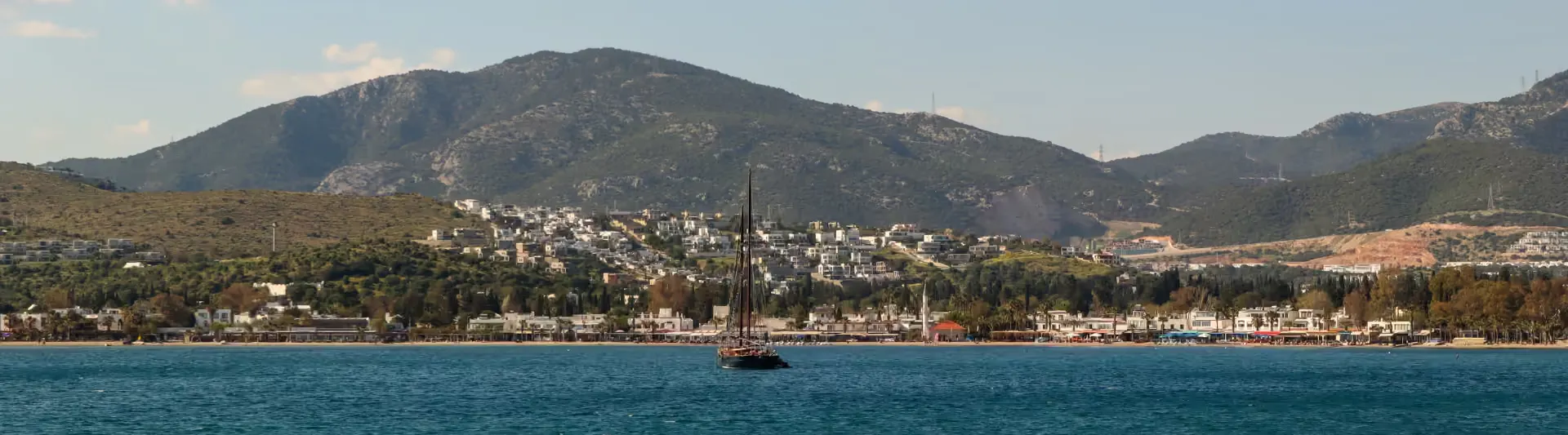 Bodrum Bitez Koyu'nun turkuaz sularında yelkenli tekne, Eskişehir - Bodrum otobüs bileti kapak görseli