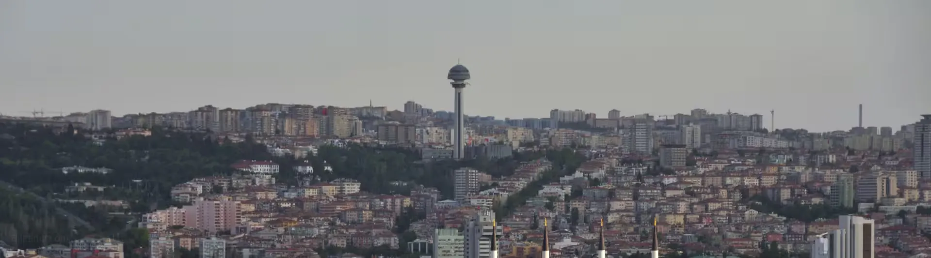 Ankara'nın panoramik şehir manzarası ve ortada yükselen gözetleme kulesi, Antalya Ankara otobüs bileti kapak görseli