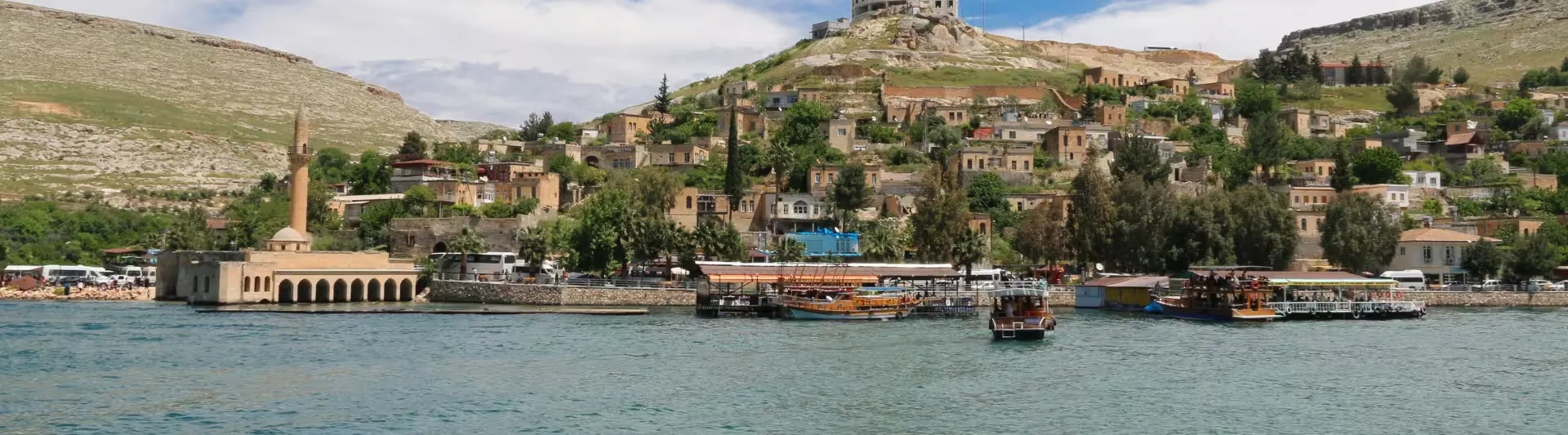 Halfeti'de sudan yükselen taş evler ve Fırat kıyısındaki yerleşim, Bodrum - Gaziantep otobüs bileti kapak görseli