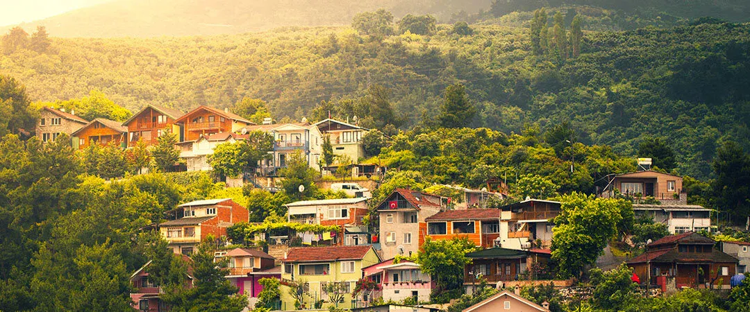 Bursa'da yeşil yamaçlara kurulmuş tarihi köy evleri