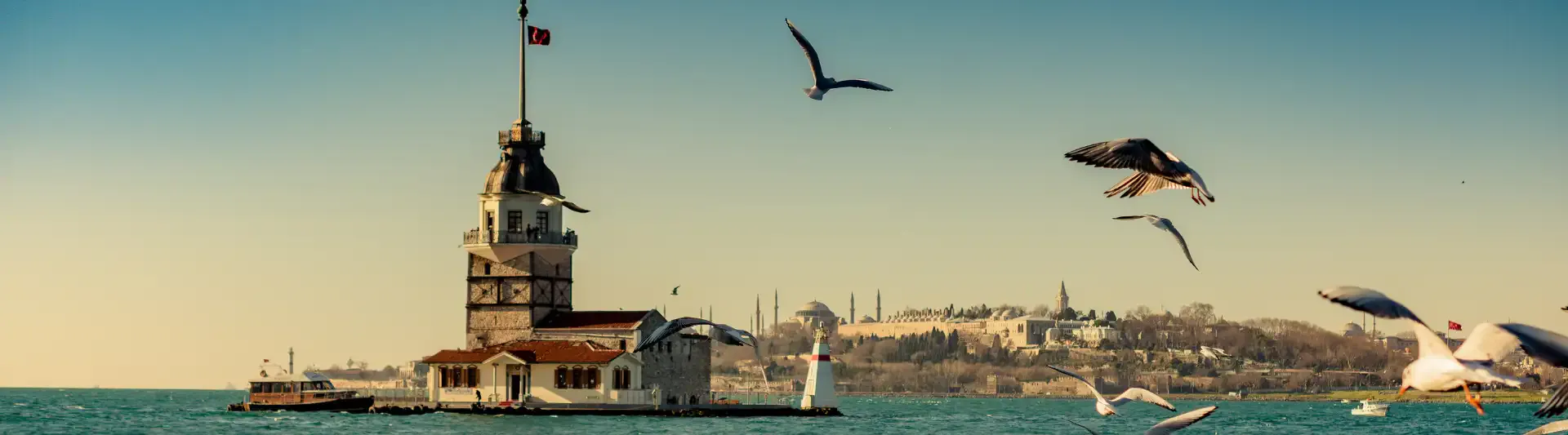 Gündüz vakti İstanbul Boğazı ve tarihi Kız Kulesi manzarası; Ankara - İstanbul otobüs seferleri varış noktası rehberi.