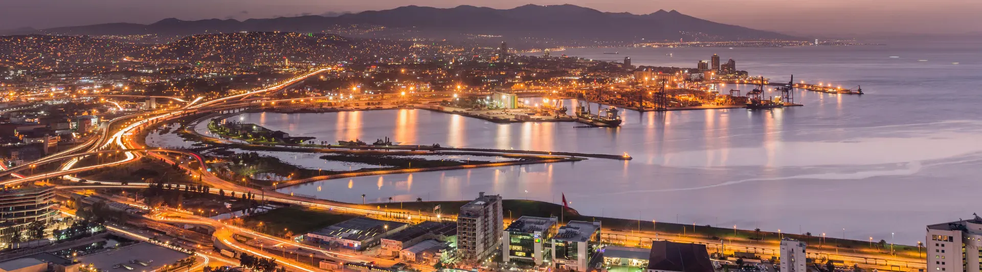 Yeni İstanbul - İzmir otoyolunda ilerleyen modern bir şehirlerarası otobüs; Biletiniz.com bilet arama ekranı.