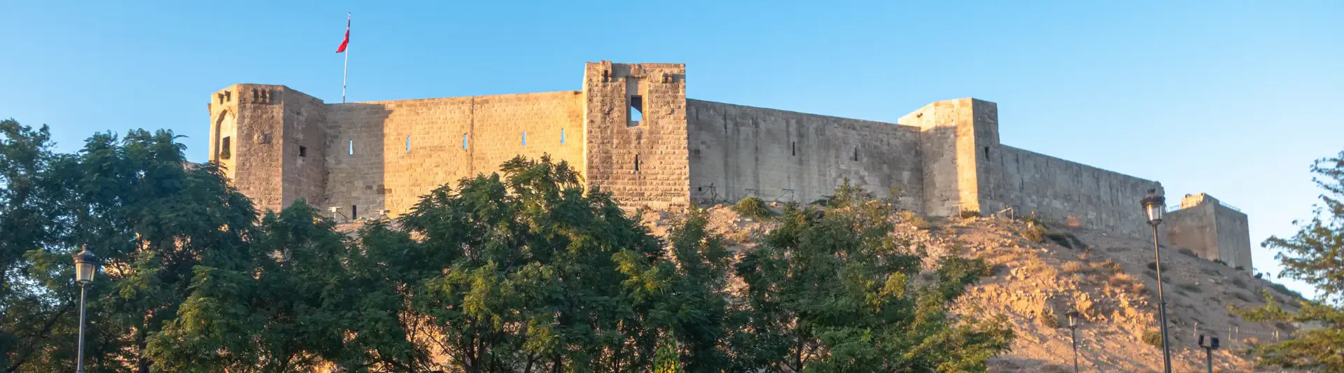 biletiniz.com - Gündüz vakti tarihi Gaziantep Kalesi manzarası; İstanbul - Gaziantep otobüs seferleri ve bilet fiyatları rehberi.