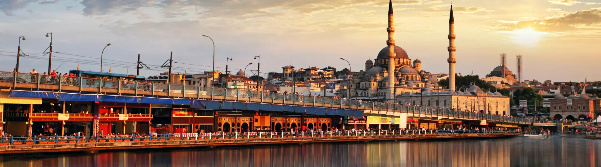 Eminönü iskelesi ve Yeni Cami manzaralı İstanbul uçak bileti kampanya görseli.