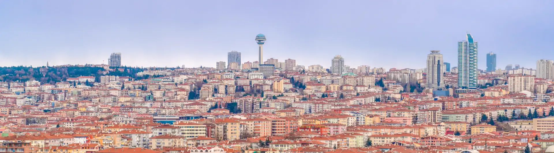 Ankara şehir manzarası eşliğinde Ankara uçak bileti seyahat konsepti.