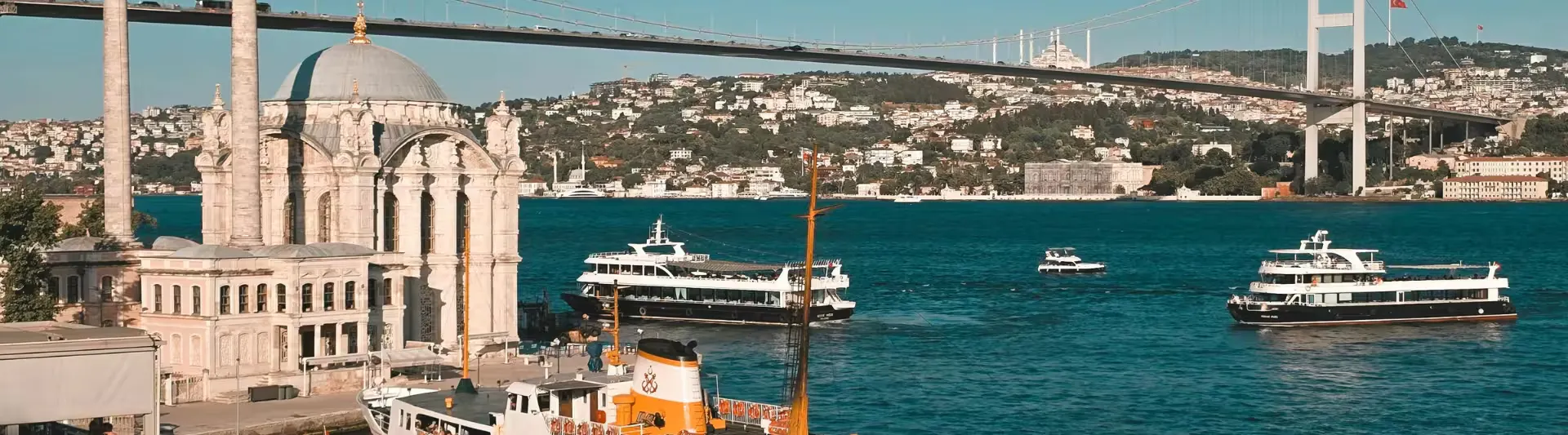 Denizden Beşiktaş iskelesi, vapur ve köprü manzaralı İstanbul otobüs bileti seyahat rehberi kapak görseli.