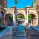Antalya'nın tarihi simgesi Hadrian Kapısı (Üç Kapılar) ve Roma dönemine ait görkemli sütunların detaylı görünümü; biletiniz.com üzerinden Antalya otobüs seferi ve gezi rehberi içeriği için ikonik kapak görseli.