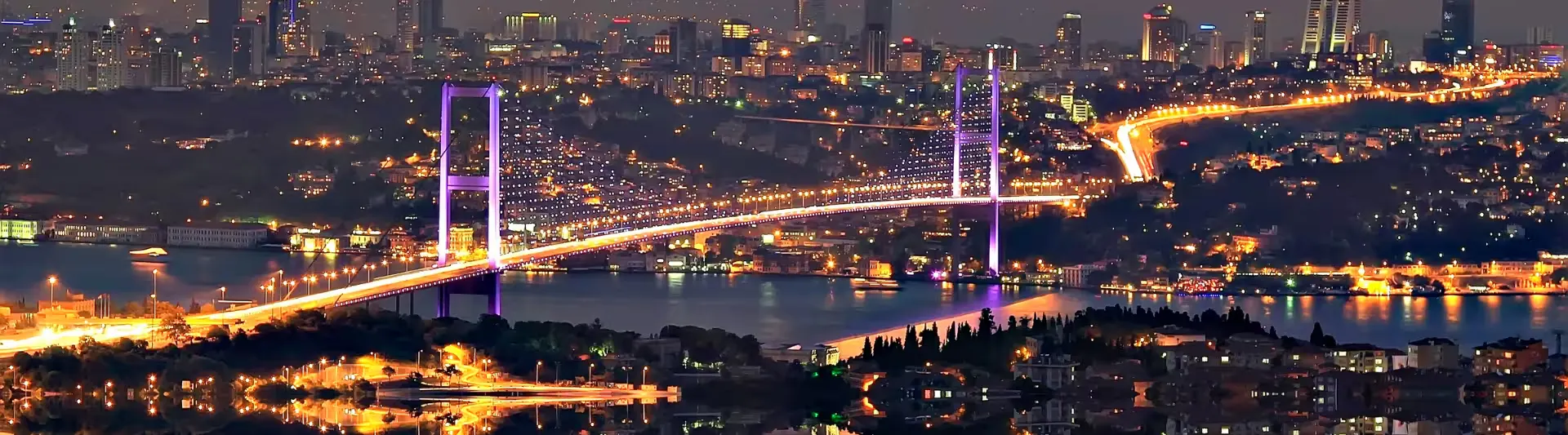 biletiniz.com - Gece ışıklandırılmış İstanbul Boğaz Köprüsü ve şehir ışıkları manzarası; en ucuz Trabzon İstanbul otobüs bileti ve İstanbul seyahat rehberi kapak görseli.