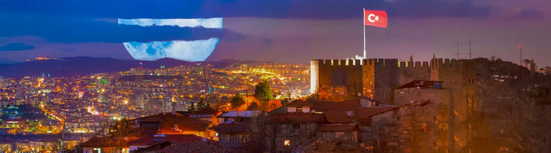 biletiniz.com - Gece Ankara şehir manzarası eşliğinde ışıklandırılmış tarihi Ankara Kalesi (Ankara Kalesi) ve Kızılay bölgesi görünümü; en ucuz Ankara uçak bileti ve seyahat rehberi kapak görseli.