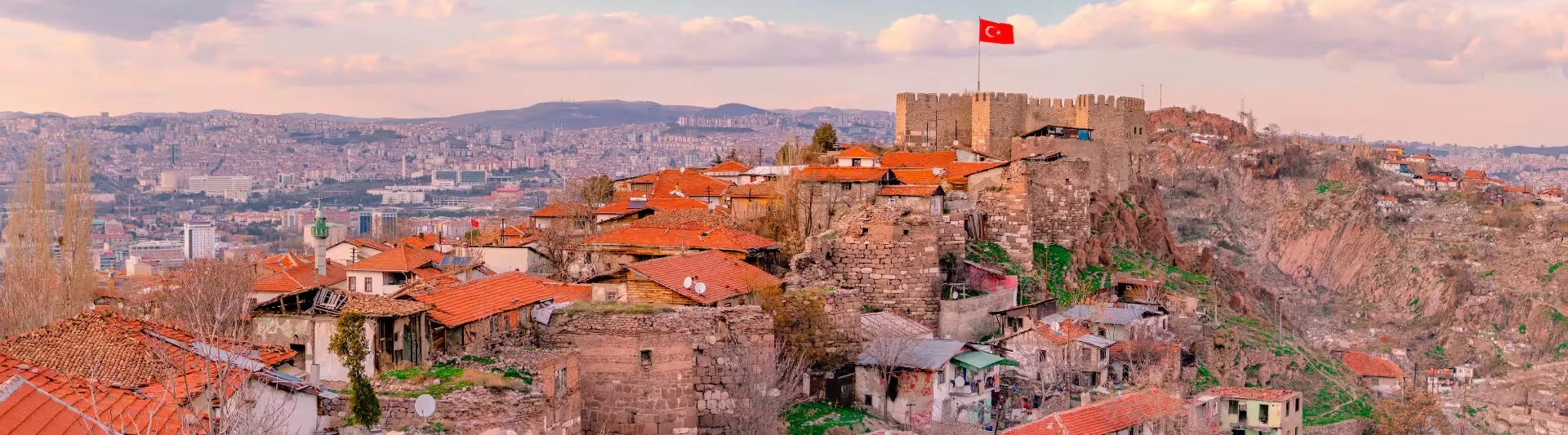 biletiniz.com - Tarihi Ankara Kalesi ve panoramik Başkent şehir manzarası eşliğinde en uygun İzmir Ankara otobüs bileti ve seyahat planlama rehberi kapak görseli.