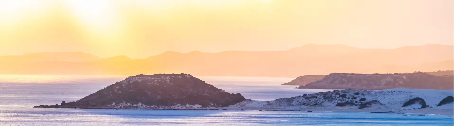 Kuzey Kıbrıs altın kumsal ve deniz manzarası - Kıbrıs uçak bileti