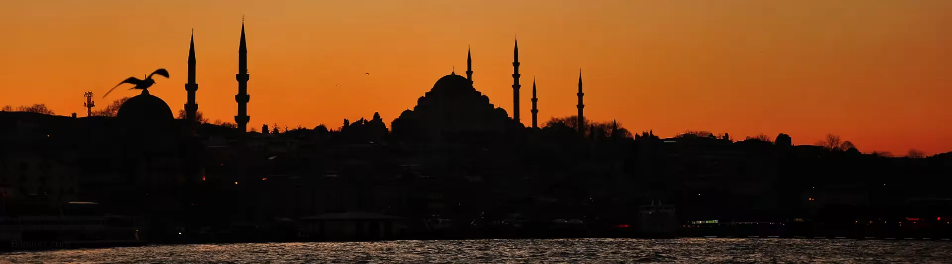 Gün batımında İstanbul silüeti ve köprü manzarası - İstanbul uçak bileti