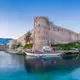 Girne Kalesi ve limandaki tekne