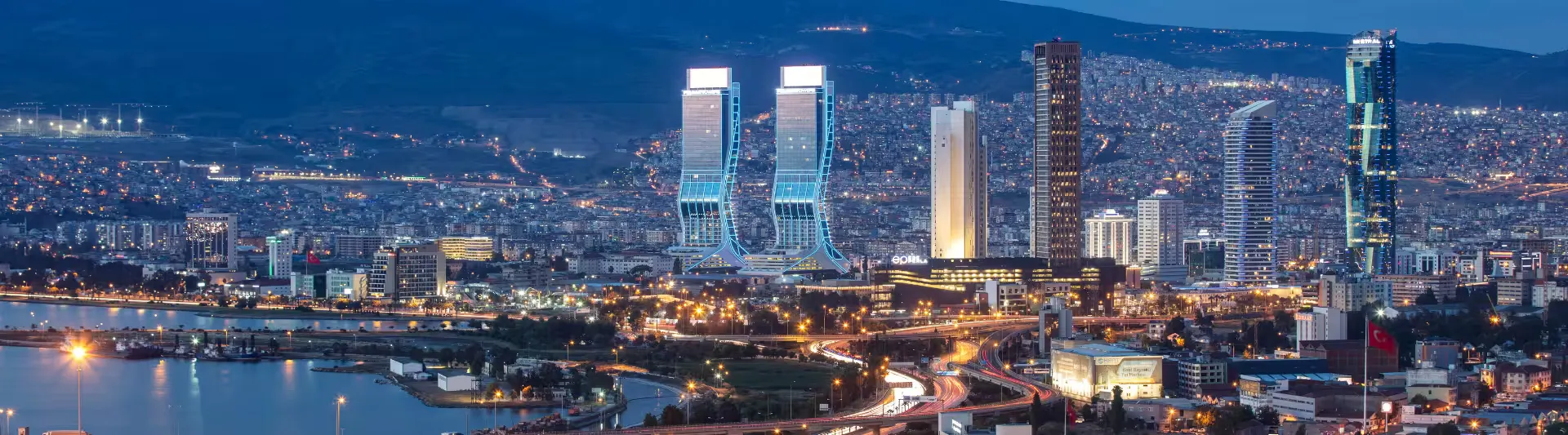 Akşam saatlerinde ışıklandırılmış İzmir şehir manzarası - İzmir uçak bileti