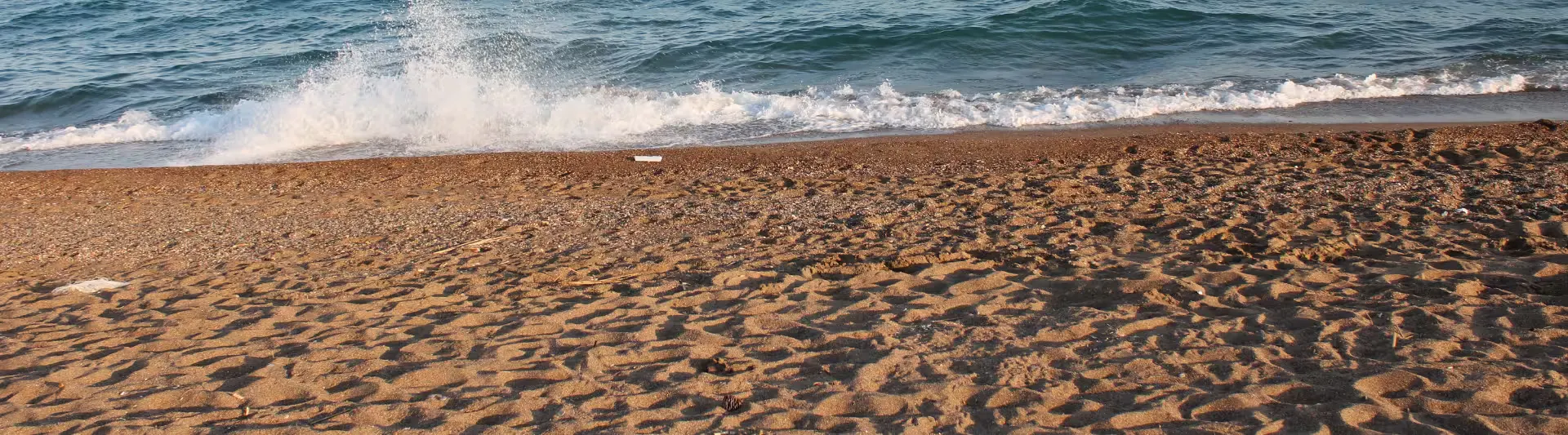 Antalya altın sarısı kumsal ve sahil manzarası - Antalya uçak bileti
