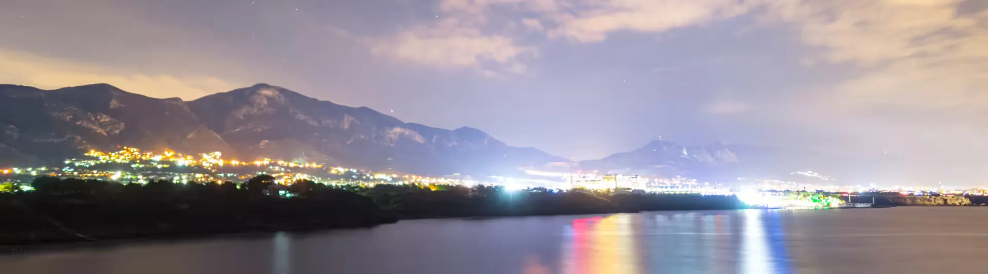 Işıklandırılmış tarihi Girne limanı ve kalesi gece manzarası - Kıbrıs uçak bileti