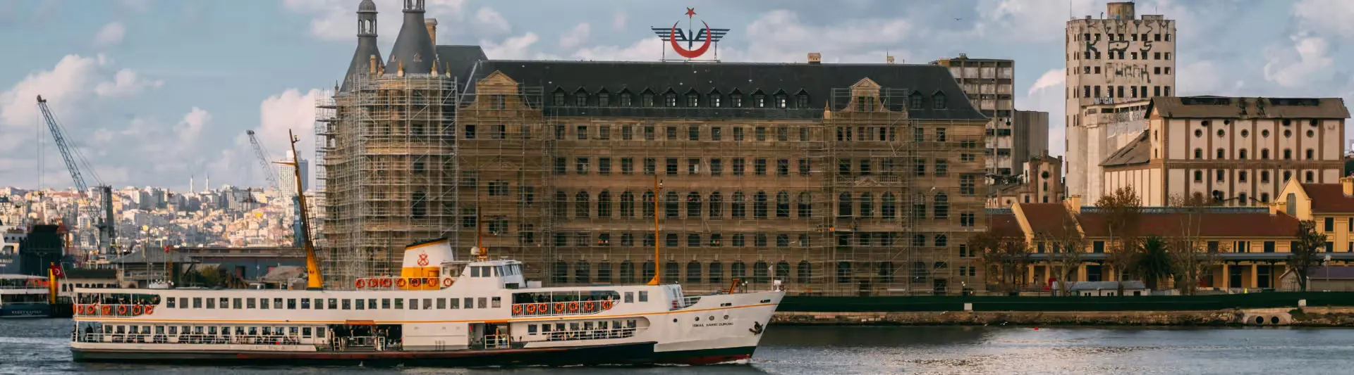 İstanbul Haydarpaşa iskelesi ve vapur manzarası - İstanbul uçak bileti