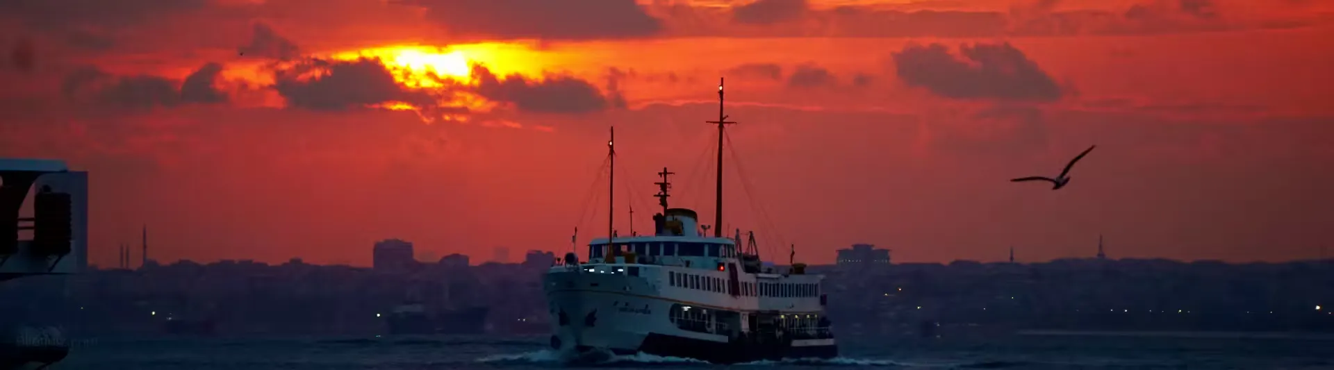 İstanbul Kadıköy sahilinden tarihi yarımada gün batımı manzarası - İstanbul uçak bileti