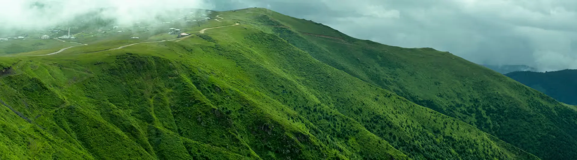 Trabzon'un yemyeşil dağları ve deniz kıyısındaki şehir yerleşimi - Trabzon uçak bileti