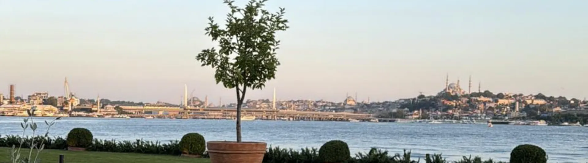 Haliç'ten İstanbul tarihi yarımada manzarası, İzmir İstanbul otobüs bileti kapak görseli